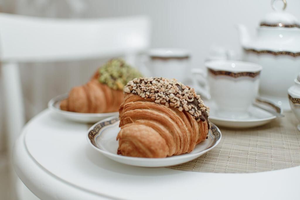 Colazione italiana con cornetto e caffè vicino al B&b Sedilequattro